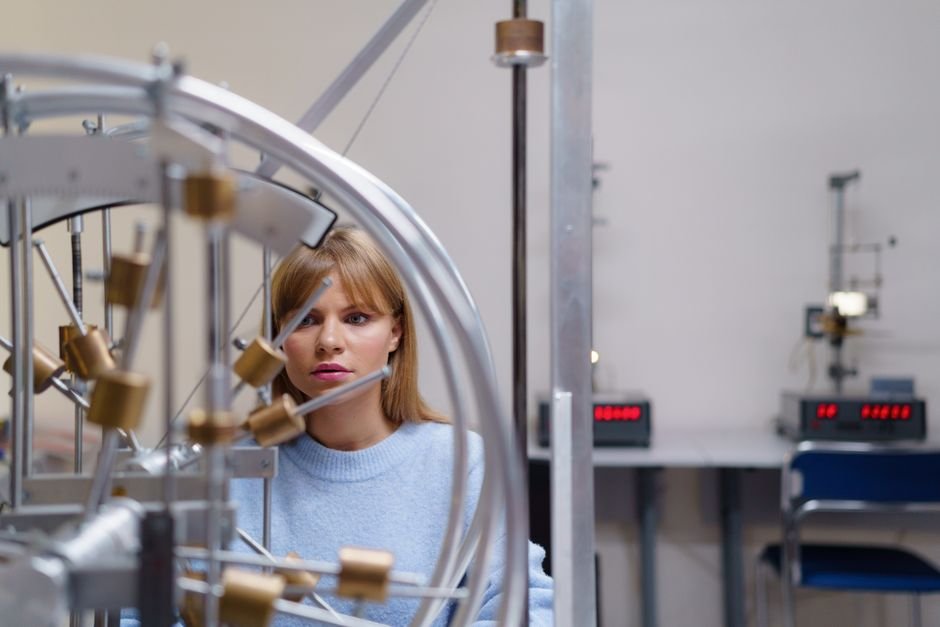 Mechanical engineering students working with machinery in a university lab