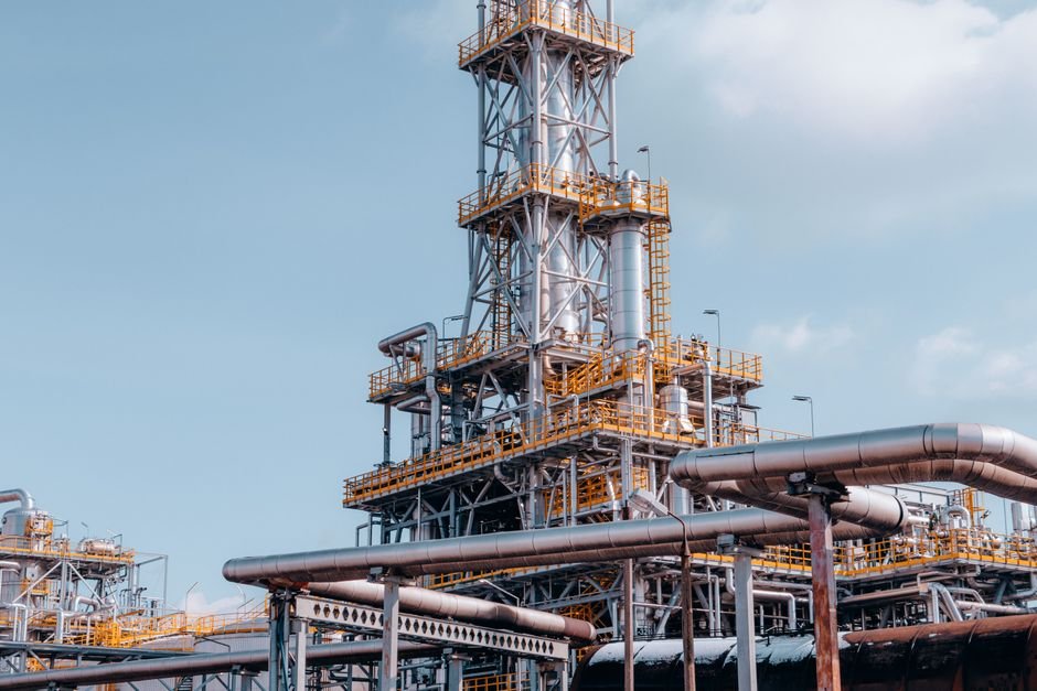 Top universities in USA for petroleum engineering shown by a large oil refinery