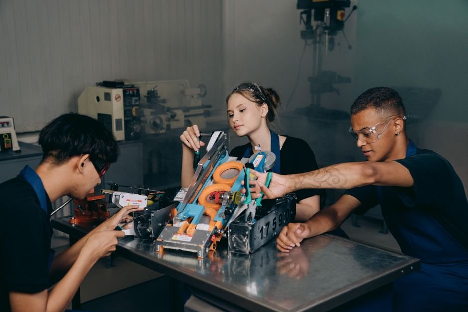 Students building a robot at one of the top universities in USA for robotics