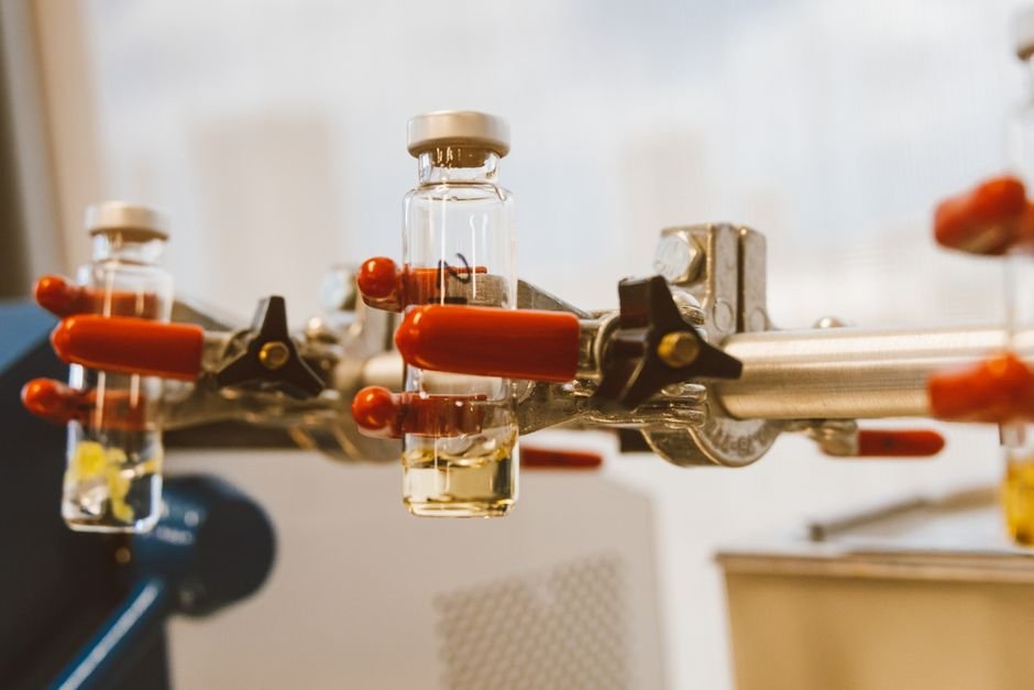 Top universities in USA for chemical engineering students working in a laboratory